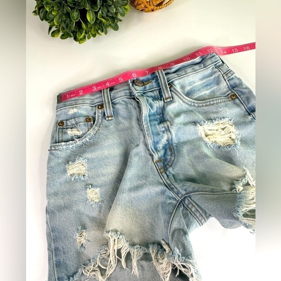 Aeropostale 90s High Rise Cut-Off Light Wash Jean Shorts Size 000 - Picture 4 of 11